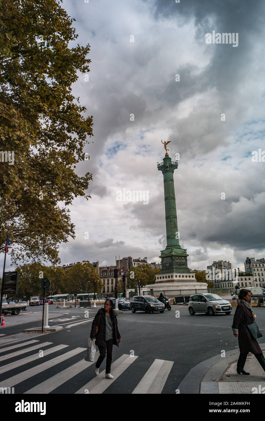 Paris, Frankreich, 3. Oktober, 2019: Fußgänger die Straße am Zebrastreifen an der Place de la Bastille in Paris Stockfoto