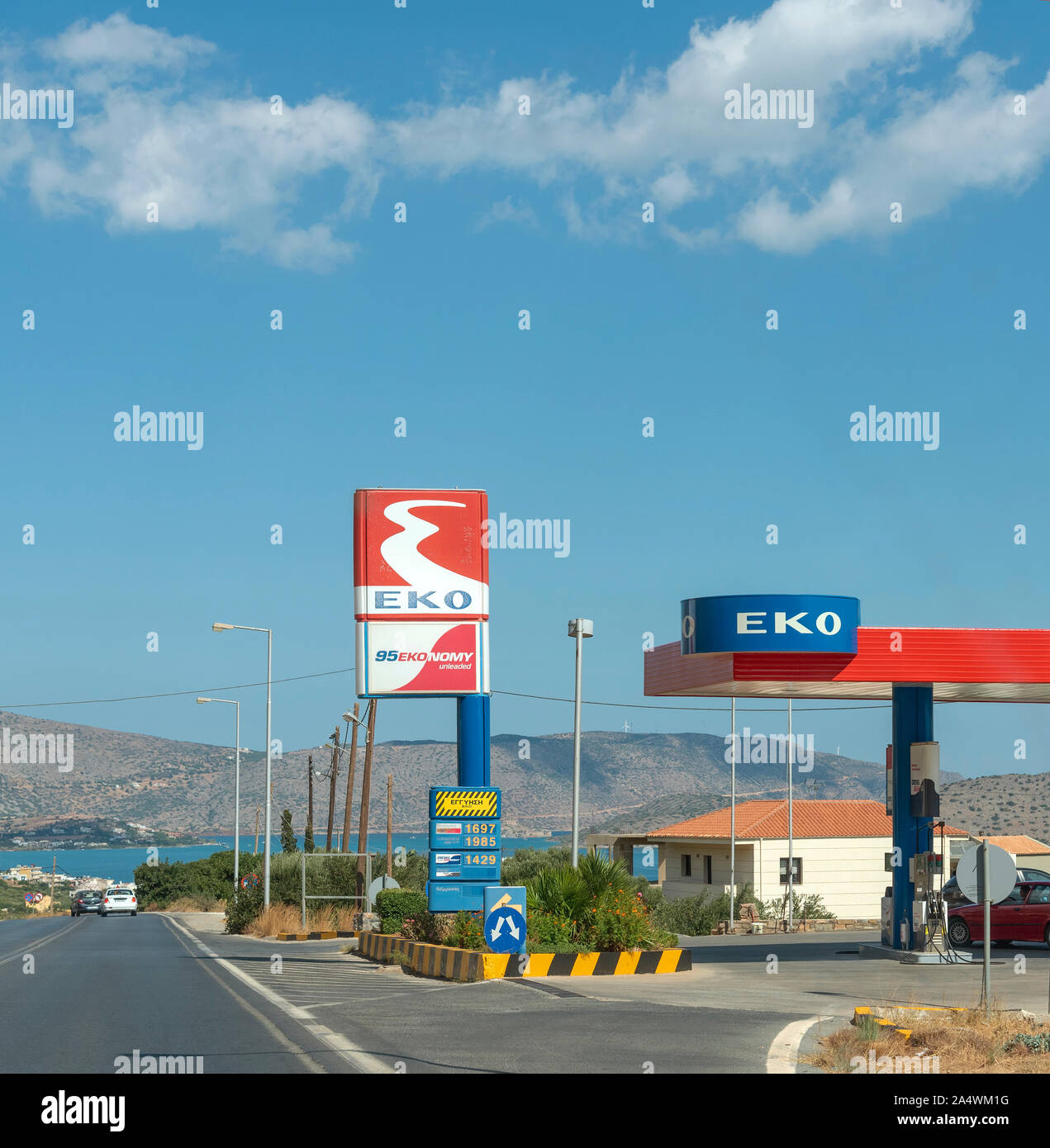 Elounda, Kreta, Griechenland. Oktober 2019. Peterol Station auf der Straße wie ein Badeort in Elounda auf Kreta fahren Stockfoto