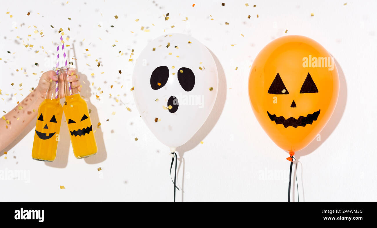 Halloween Grußkarten mit gelben Cocktails und lustige Luftballons Stockfoto