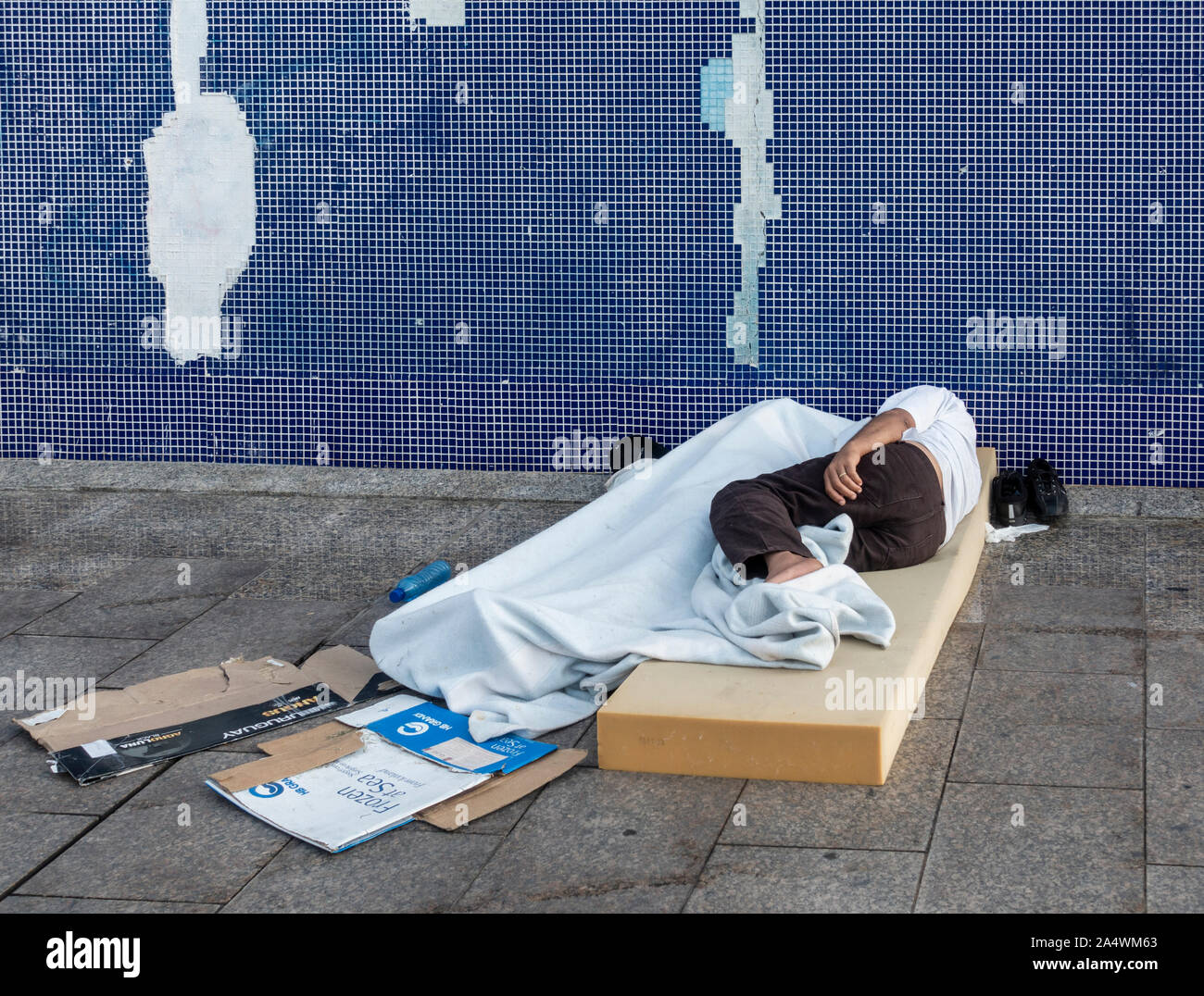 Obdachlosen paar Schlafen in der Straße in Spanien Stockfoto