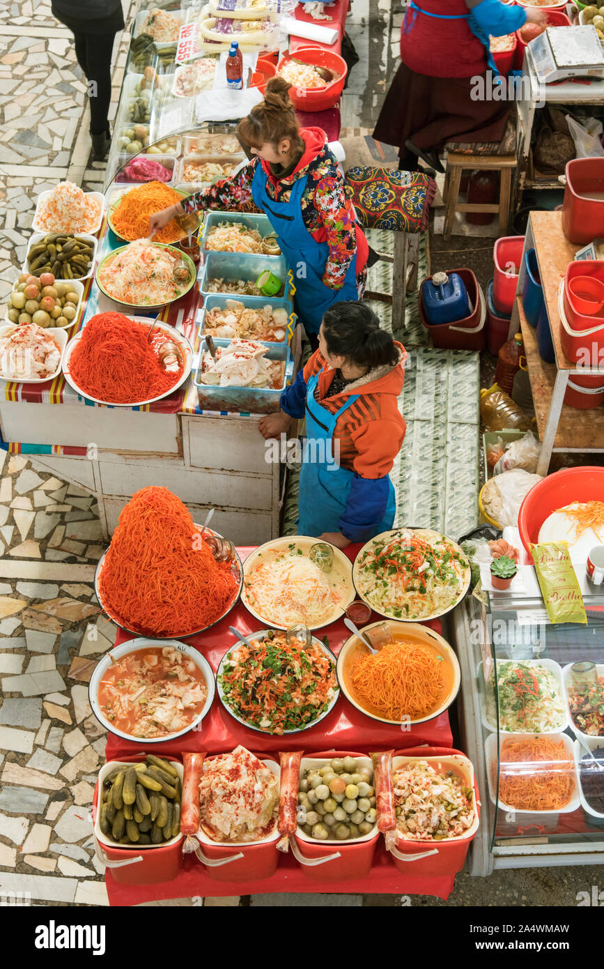Essiggurken, eine viel gelobte Delikatesse. Chorsu Bazar ist der Basar in der Altstadt von Taschkent. Unter dem Blau und Grün-gefärbten Kuppel und die Stockfoto