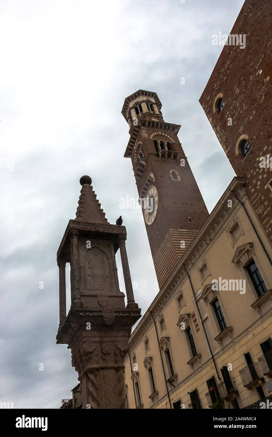 Der Torre Dei Lamberti, Verona der höchsten mittelalterlichen Turm, Piazza Delle Erbe, Verona, Italien Stockfoto