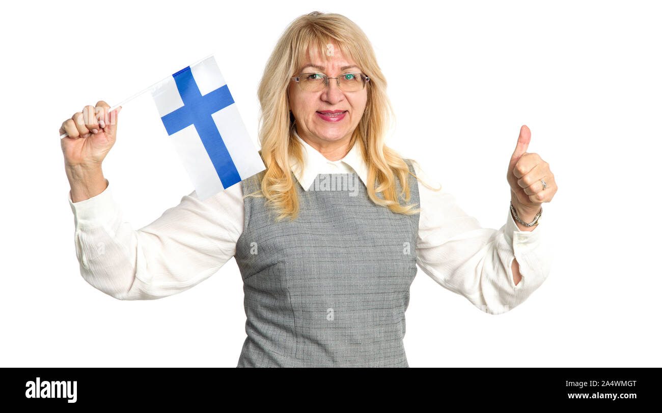 Wie finnische! Reife Frau in Gläsern mit der Flagge von Finnland zeigt Daumen hoch, das Zeichen ausgezeichnete auf einem weißen Hintergrund ist. Große, Europa. Stockfoto