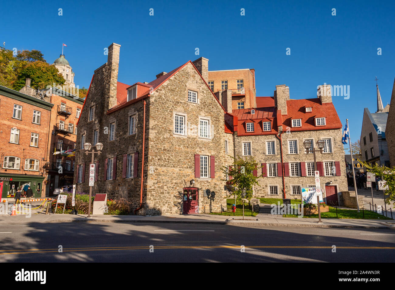 Quebec City, Kanada - 4. Oktober 2019: Traditionelle Häuser aus Stein auf dem Boulevard Champlain im Petit Champlain Historic District. Stockfoto