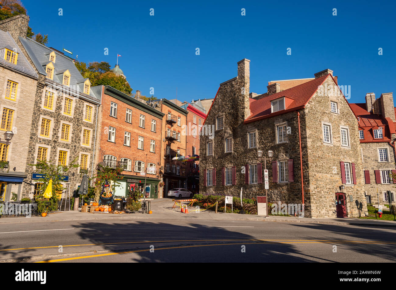 Quebec City, Kanada - 4. Oktober 2019: Traditionelle Häuser aus Stein auf dem Boulevard Champlain im Petit Champlain Historic District. Stockfoto