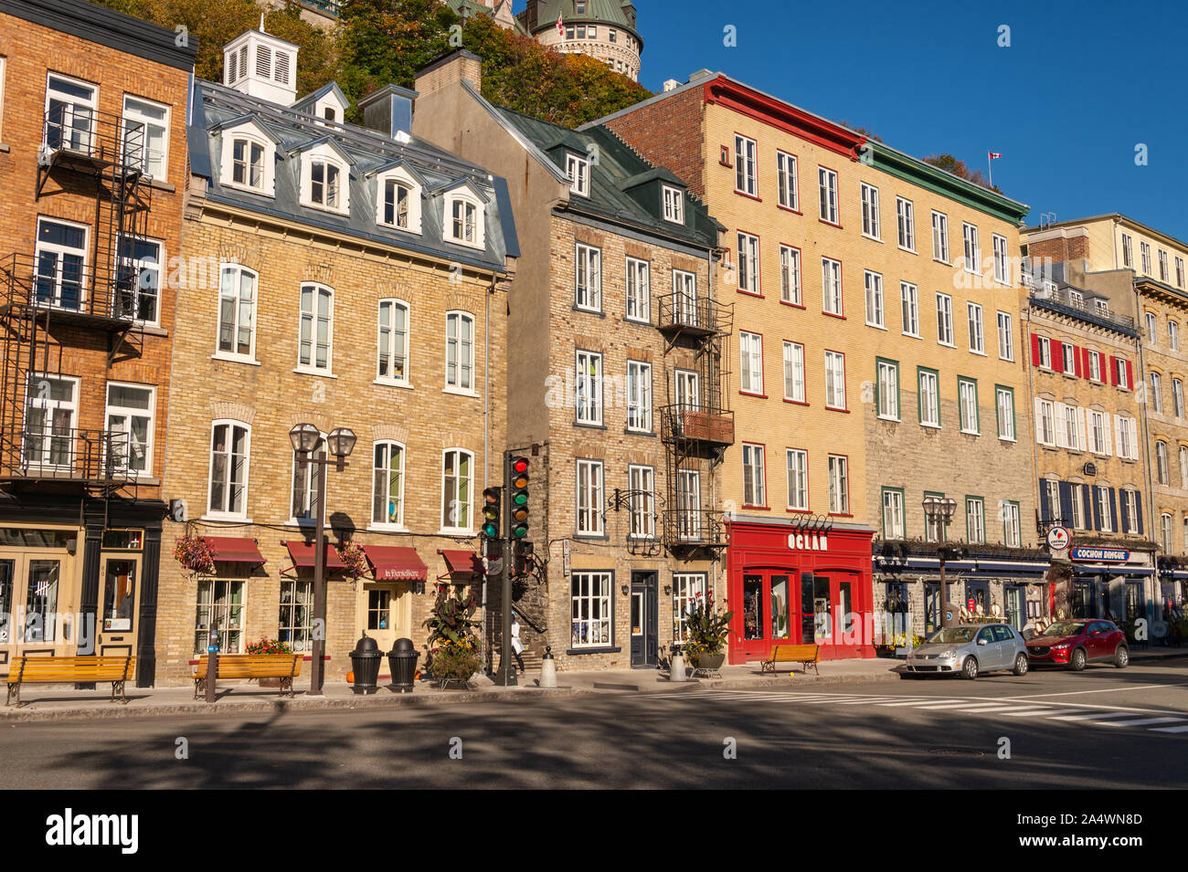 Quebec City, Kanada - 4. Oktober 2019: Traditionelle Häuser aus Stein auf dem Boulevard Champlain im Petit Champlain Historic District. Stockfoto