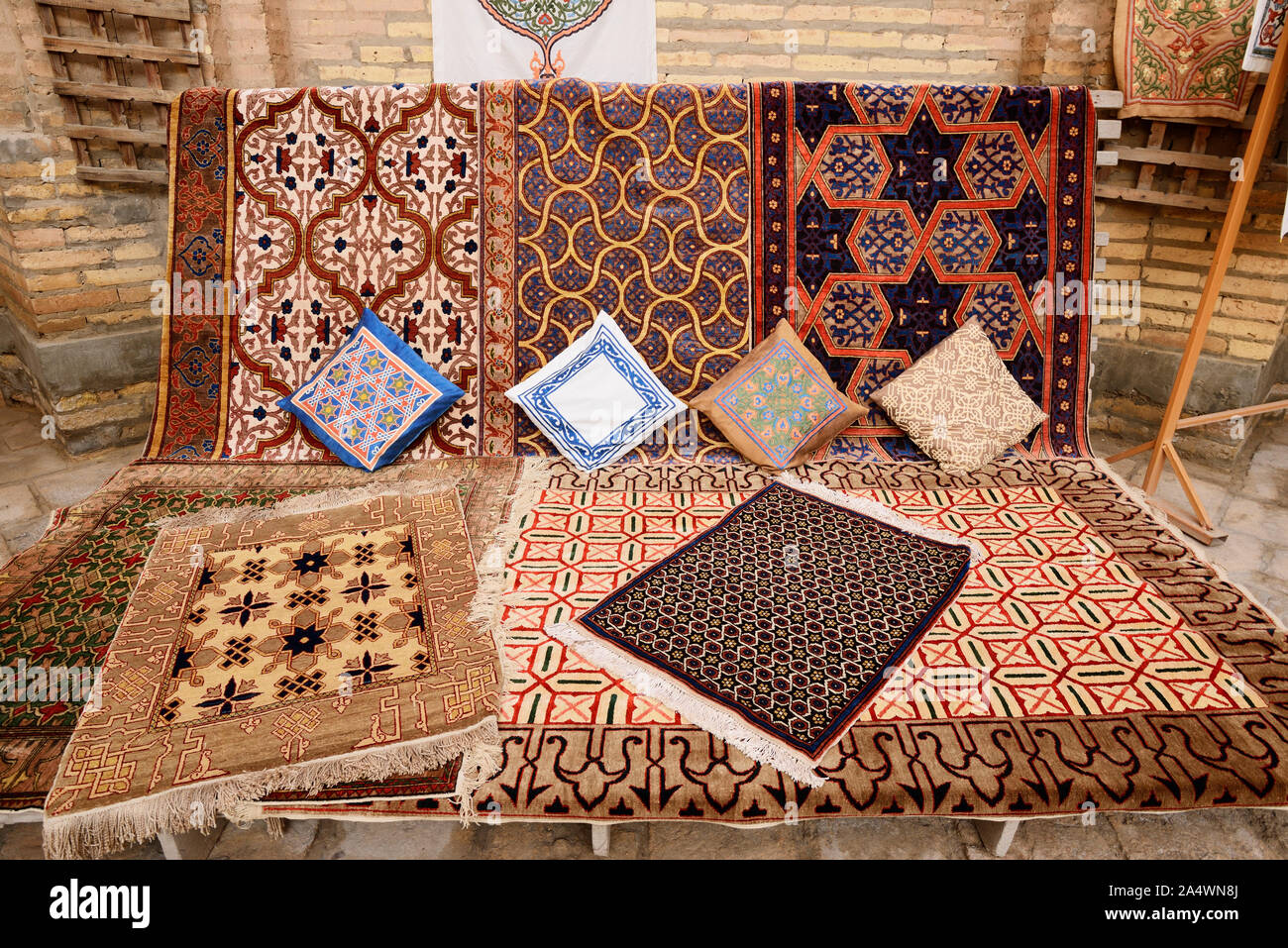 Matten oder Teppiche aus Seide und Baumwolle, eine traditionelle Kunst der Stickerei. Suzanni (saye) Zentrum, Chiwa. Usbekistan Stockfoto