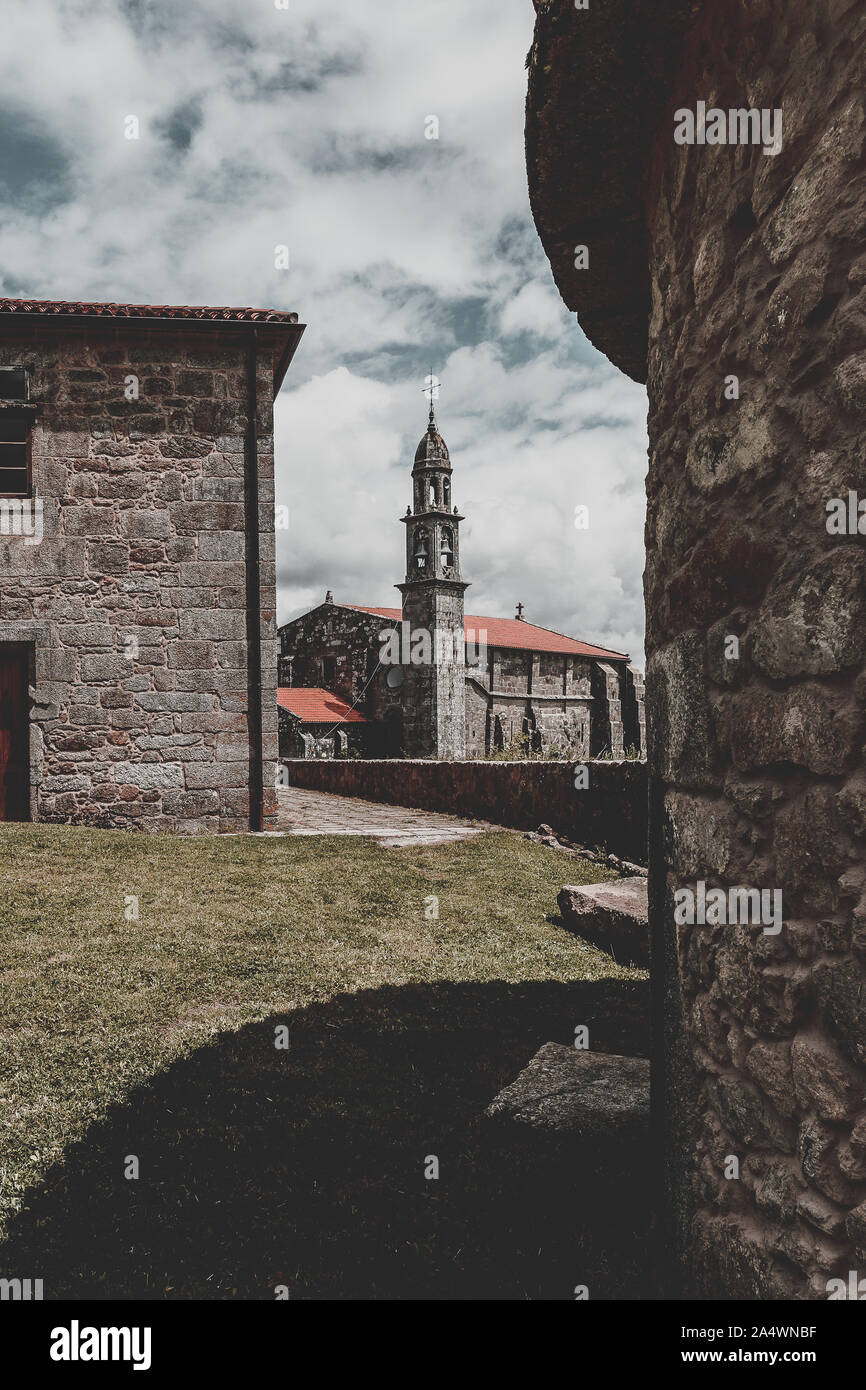 Kloster mit touristischen Interesse und Tierheim auf der Straße von Santiago nach muxi, an der Stelle des Moraime, Kloster Sa Xulian de Moraime. Stockfoto