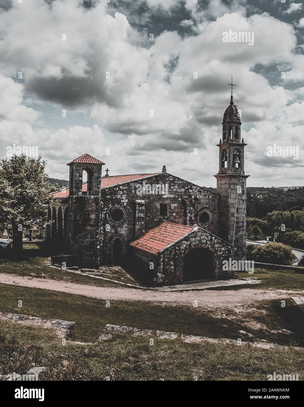 Kloster mit touristischen Interesse und Tierheim auf der Straße von Santiago nach muxi, an der Stelle des Moraime, Kloster Sa Xulian de Moraime. Stockfoto Kloster mit touristischen Interesse und Tierheim auf der Straße von Santiago nach muxi, an der Stelle des Moraime, Kloster Sa Xulian de Moraime. Stockfoto