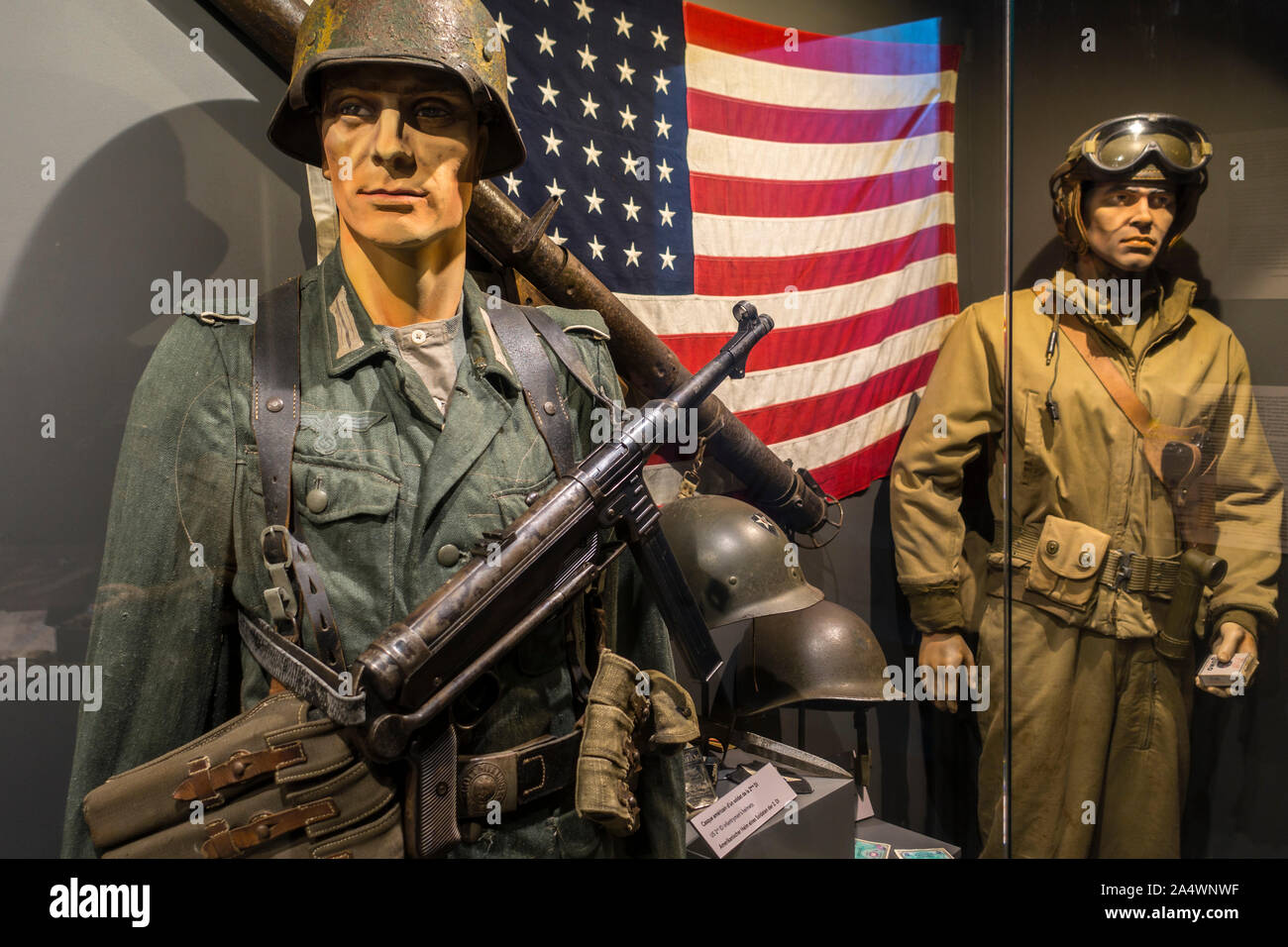 Deutsche Soldaten bewaffnet mit MP40 Maschinenpistole im Musée Mémoire 39-45, WK 2-Museum in Ploumoguer, Finistère, Bretagne, Frankreich Stockfoto