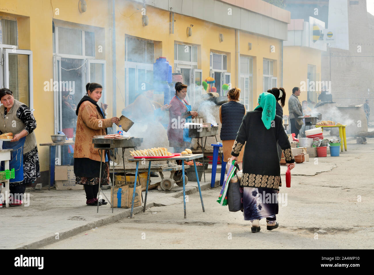 Grillen Schaschlik, ein Teller aufgespießt und gegrilltes Lamm Fleisch sehr schmackhaft und in Usbekistan beliebt. Dekhon Basar, Chiwa. Usbekistan Stockfoto