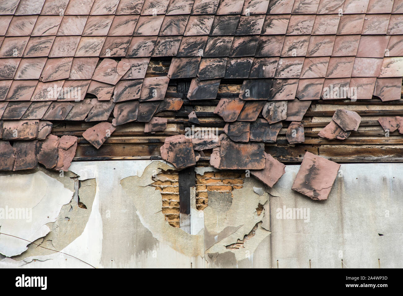 Gebrochene Dach eines alten Hauses, verwitterte, faulen, Stockfoto