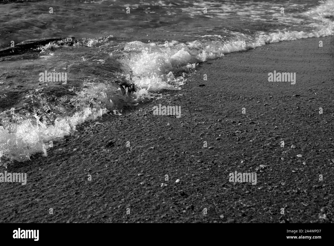 Sommer Hintergrund der heißen Sand mit Blick aufs Meer oder ozean welle Blasen mit Kopie Raum für Karte oder Werbung bei Sonnenaufgang oder Sonnenuntergang Stockfoto