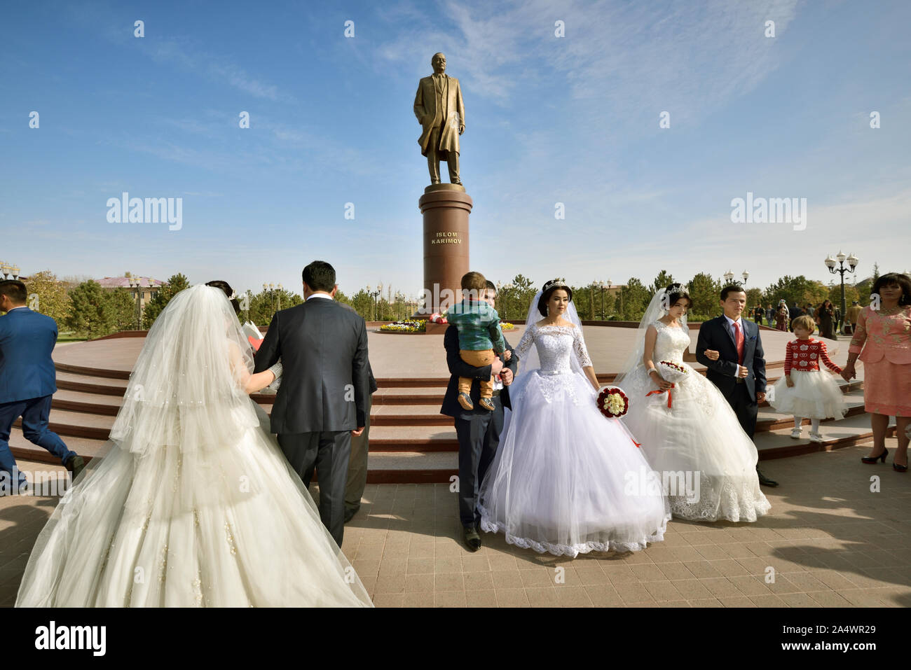 Mehrere Hochzeiten vor der Statue des verstorbenen Führer Islam Karimow, ein Muss für die fotosessions. Samarkand, Usbekistan Stockfoto