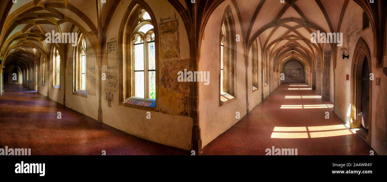 DE-BADEN-WÜRTTEMBERG: Der Kreuzgang an der historischen Blaubeuren Abtei Stockfoto