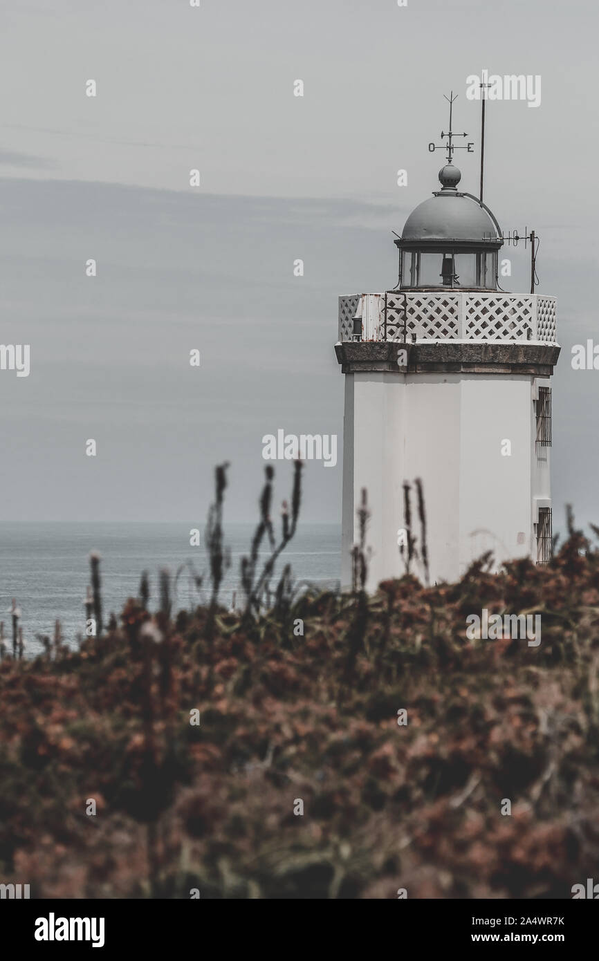 Kleinen weißen Leuchtturm an der Küste für ein paar Tage, an der galizischen Küste von Mera in A Coruña. Stockfoto Kleinen weißen Leuchtturm an der Küste für ein paar Tage, an der galizischen Küste von Mera in A Coruña. Stockfoto