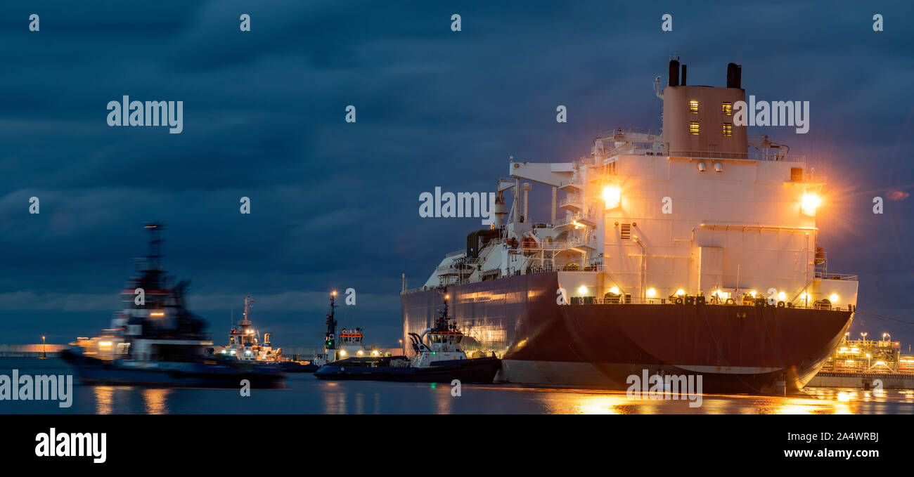 LNG-Tanker in der Nacht Lieferung von Flüssiggas in der LNG-Terminal Stockfoto