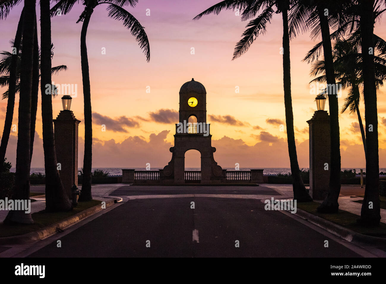 Worth Avenue Clock Tower bei Sonnenaufgang auf der South Ocean Boulevard an der Worth Avenue in Palm Beach, Florida. (USA) Stockfoto