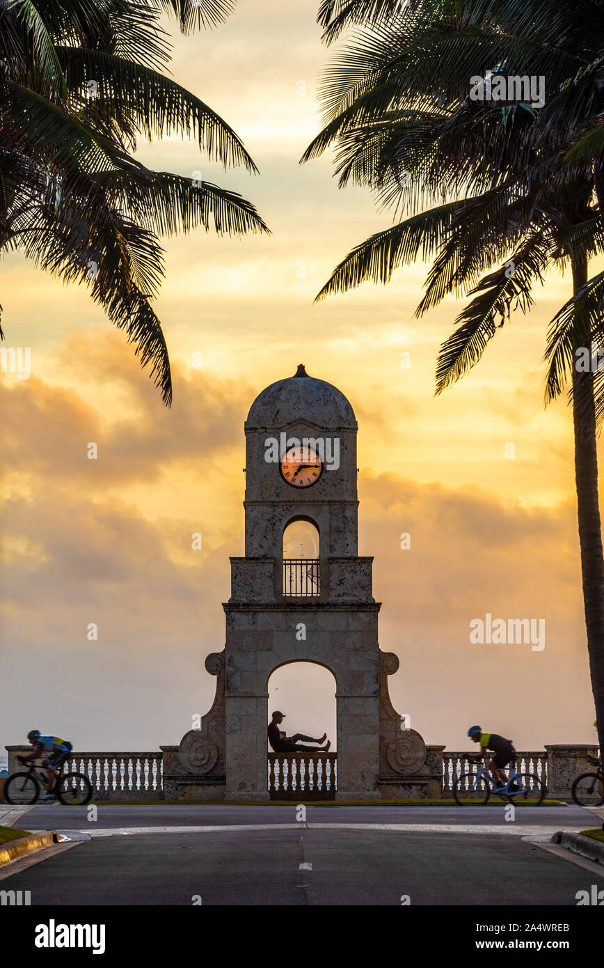 Beachfront Clock Tower bei Sonnenaufgang auf der South Ocean Boulevard an der Worth Avenue in Palm Beach, Florida. (USA) Stockfoto