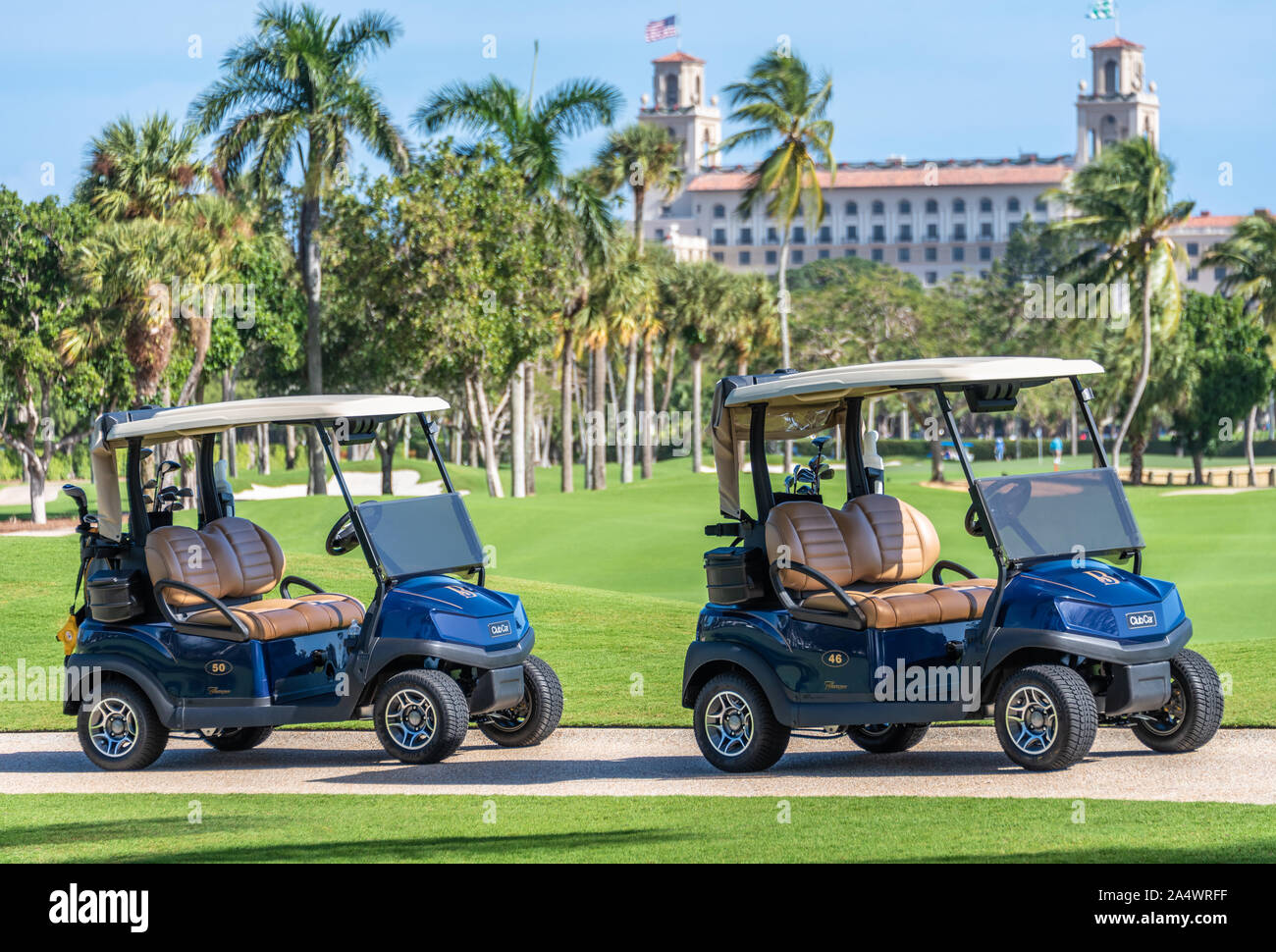 Golfkarren auf der Ocean Course an der luxuriösen Breakers Resort Hotel in Palm Beach, Florida. (USA) Stockfoto