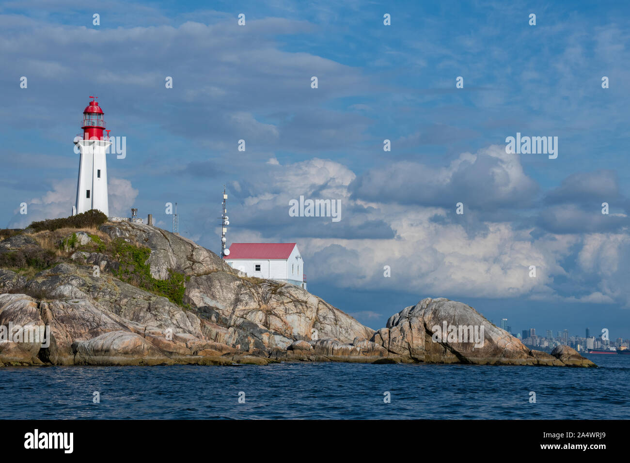 Kanada, British Columbia, Vancouver, Burrard Inlet. Point Atkinson Lighthouse, um 1914. Downtown Skyline von Vancouver in der Ferne. Stockfoto