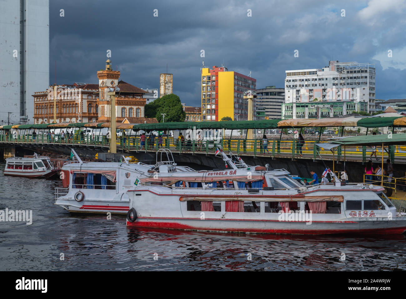 Der belebte Porto Flutante oder schwimmende Hafen, Schnellboote für Amazonasfahrten am Pier, Blick auf Manaus, den Amazonas, Brasilien, Lateinamerika Stockfoto