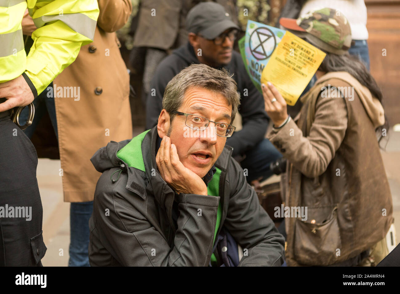 Whitehall, Westminster, Großbritannien. 16 Okt, 2019. George Monbiot, ökologischer und politischer Aktivist, ist von der Polizei auf Whitehall festgenommen, in der Nähe von Trafalgar Square. Der Protest folgt der Metropolitan Police neue Beschränkungen unter Verwendung von Abschnitt 14 der öffentlichen Ordnung handeln, die Demonstranten zum Aussterben Rebellion verbunden um 21:00 Uhr verteilen oder die Gefahr einer Verhaftung. Penelope Barritt/Alamy leben Nachrichten Stockfoto