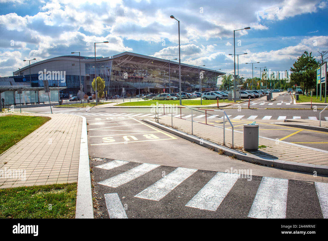 BRATISLAVA, Slowakei - 6. OKTOBER 2019: Blick auf Bratislava Flughafen Terminal mit Parkplatz voller Autos (Slowakei) Stockfoto