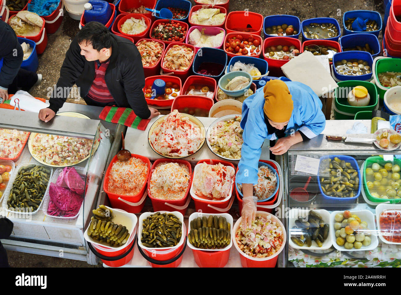 Essiggurken, eine viel gelobte Delikatesse. Chorsu Bazar ist der Basar in der Altstadt von Taschkent. Unter dem Blau und Grün-gefärbten Kuppel und die Stockfoto