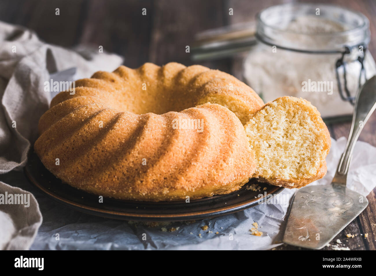 Biskuitteig, Kugelhopf Kuchen oder traditionelle schwedische sockerkaka auf einem hölzernen Hintergrund. Stockfoto