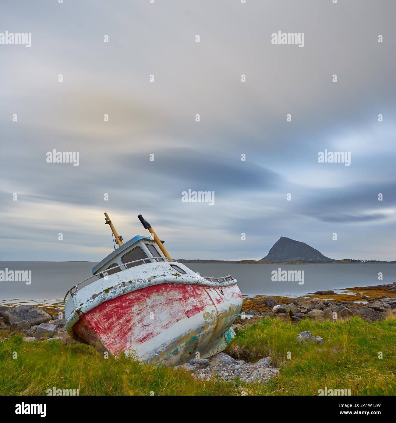 Eine alte gestrandete Boot auf den Strand. Starker Wind weht über dem Land. Ein beeindruckender Moment. Stockfoto