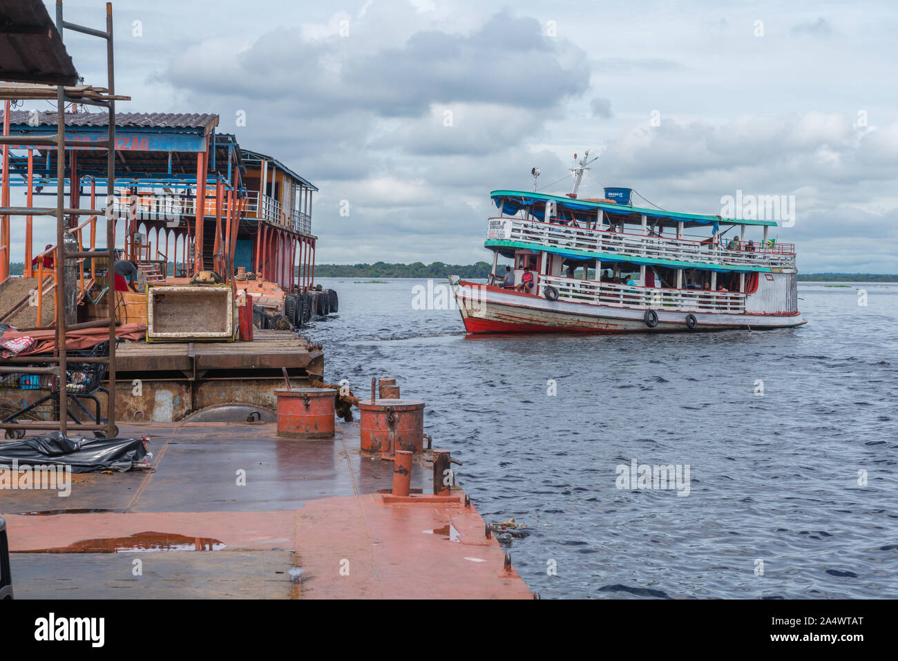 Porto Flutante oder Schwimmenden Hafen, Slow Boat Tour verlassen für Ihre Amazonas, Manaus, Amazonas, Brasilien, Lateinamerika AmericaThe besetzt Porto Grippe Stockfoto