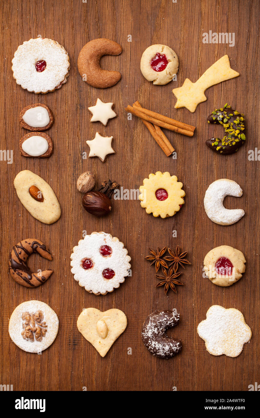 Einige Cookies auf einer hölzernen Hintergrund Stockfoto