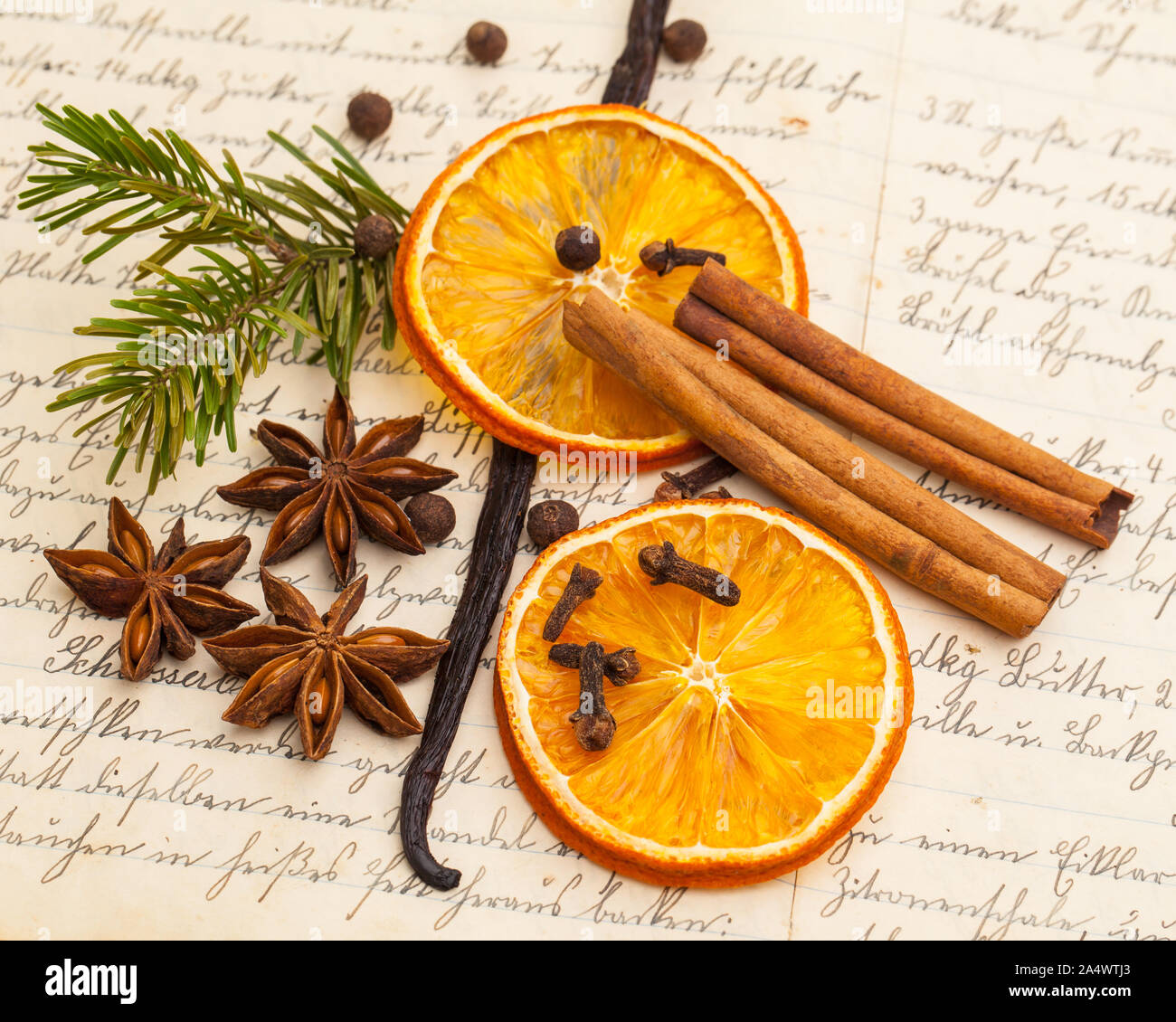 Weihnachtsdekoration auf alten Kochbuch Stockfoto