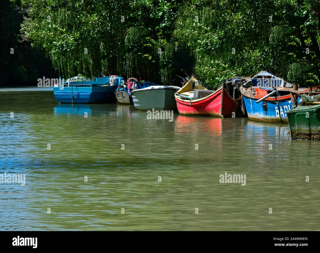 Fischerboote auf Kamchia River; Bulgarien; Stockfoto