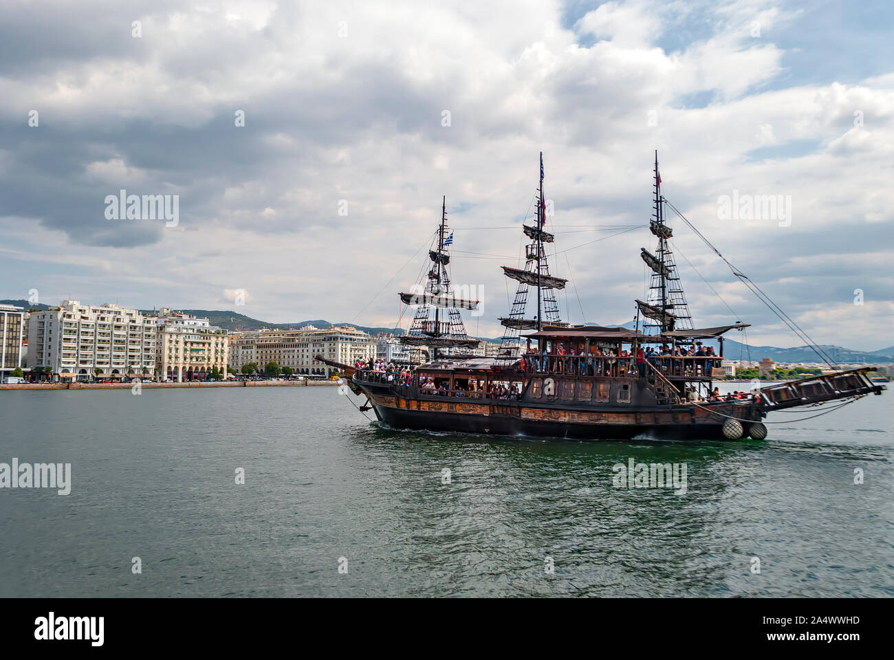 Touristische Schiff in den Golf von Thessaloniki, Griechenland; Stockfoto