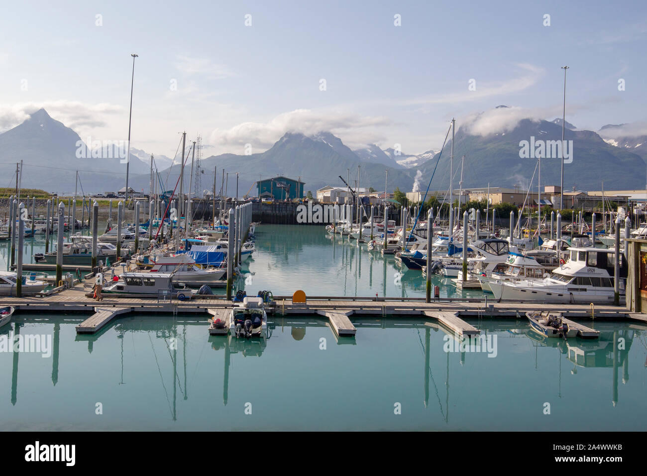 Boote im Hafen von Valdez, Alaska mit der Chugach Mountains. Prince William Sound Stockfoto