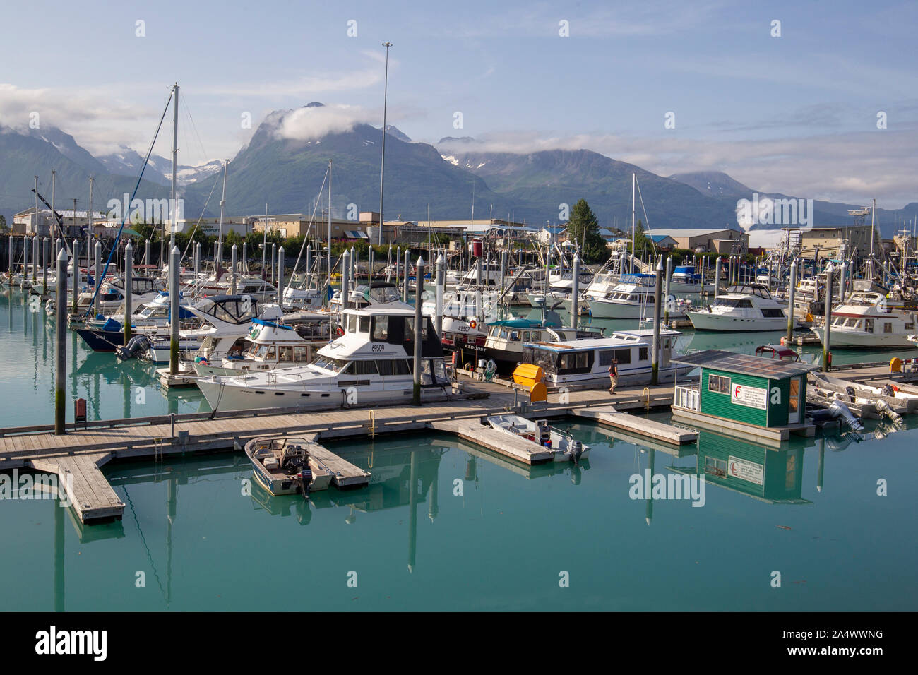 Boote im Hafen von Valdez, Alaska mit der Chugach Mountains. Prince William Sound Stockfoto