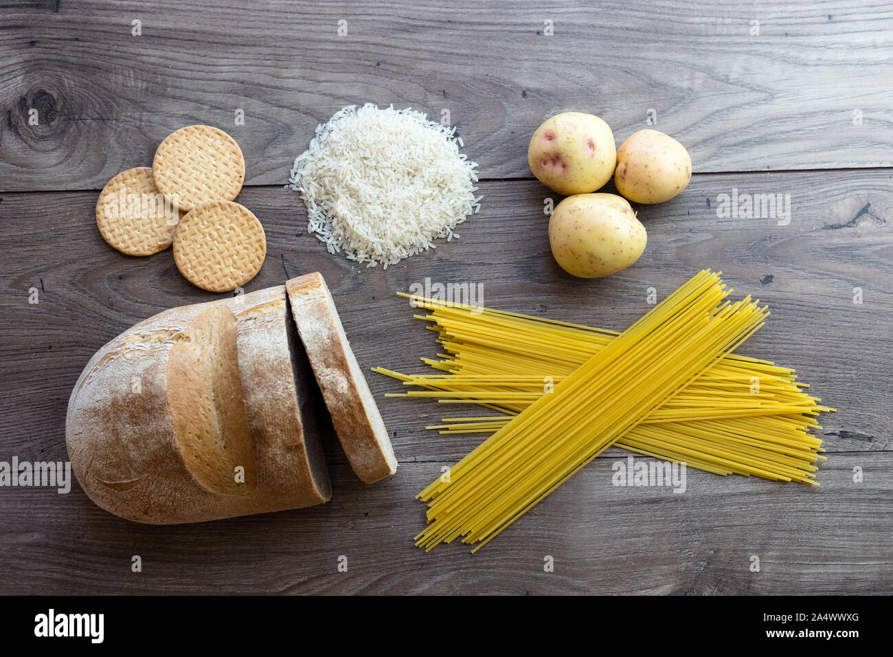 Gemeinsame schlechte Kohlenhydrate zu vermeiden wie weißes Brot, Teigwaren, Reis, Kartoffeln und buscuits Festlegung auf einen hölzernen Tisch von oben gesehen Stockfoto