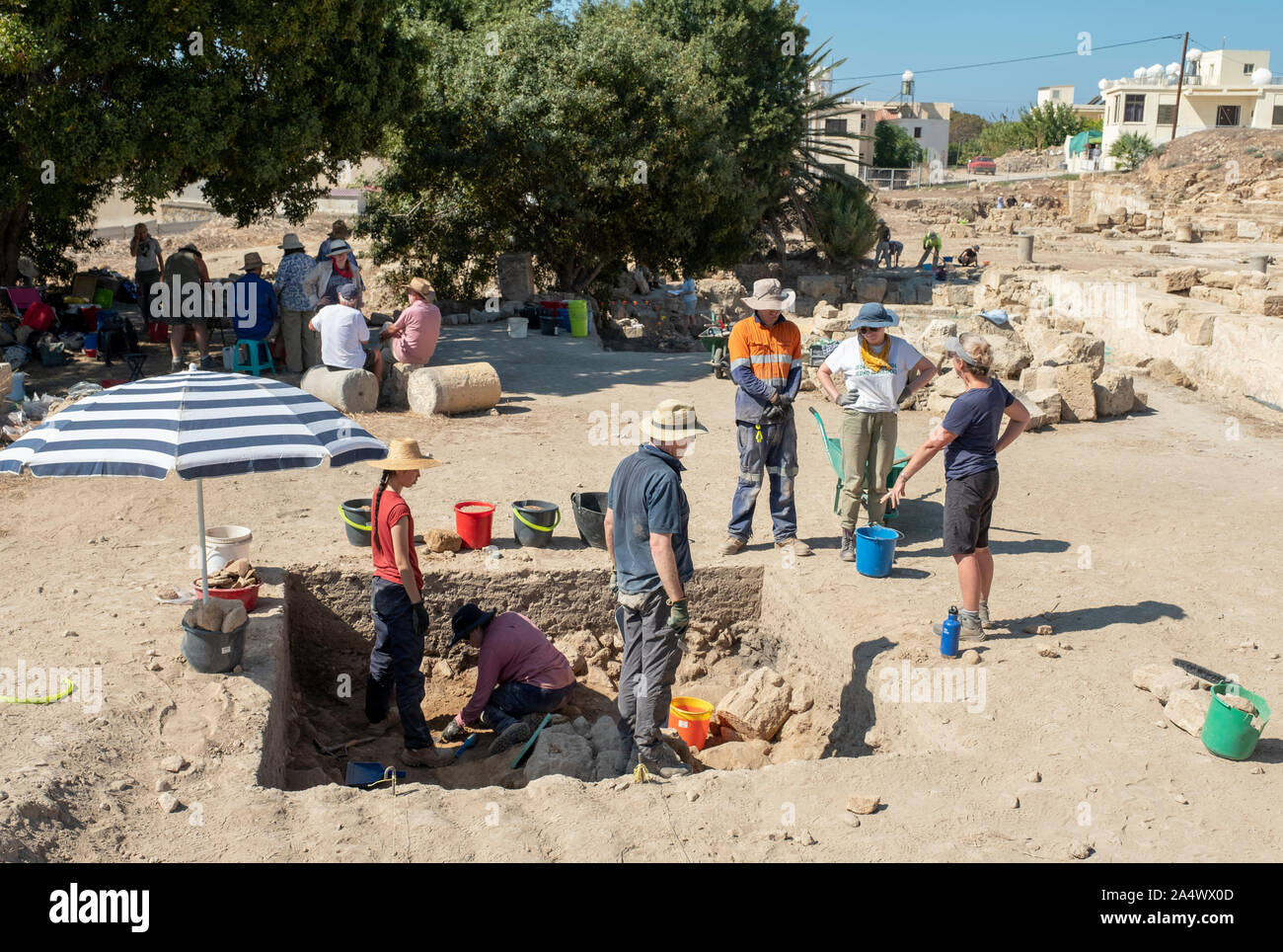 Archäologen arbeiten an eine Website rund um die Katakomben in Neo Paphos Unesco geschützten Standort von besonderem Interesse in die Stadt Paphos, Zypern. Stockfoto