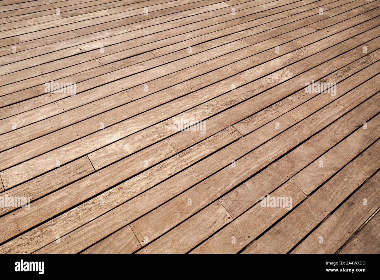 Natürlichen hölzernen Pier Bodenbeläge, Hintergrund Foto mit selektiven Fokus und perspektivische Wirkung Stockfoto