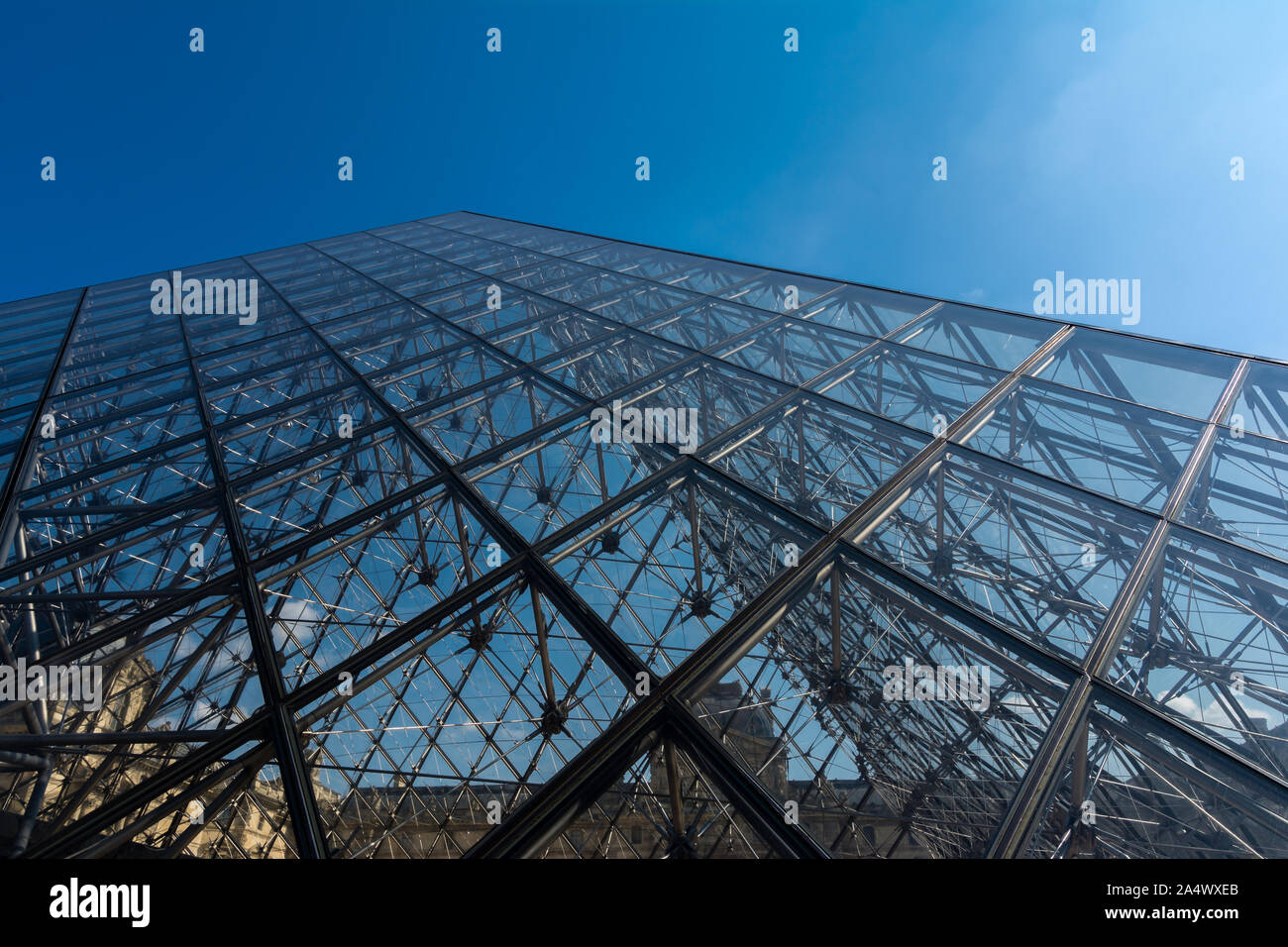 Cristal und Stahl Pyramide des Louvre museum in Paris unter einem sonnigen blauen Himmel Stockfoto