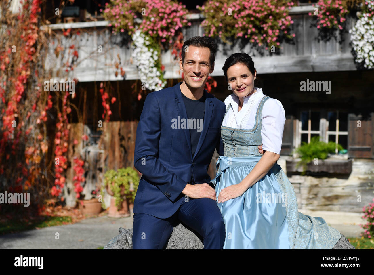 Straßlach, Deutschland. 16 Okt, 2019. Episode Schauspieler Alexander Mazza (Rolle von Toni Brendel) und Elisabeth Lanz (Rolle von Pia Brendel), Pressetermin am Set: WATZMANN MASSHILFSLINIEN, am 16.10.2019 in Berchtesgaden | Verwendung der weltweiten Kredit: dpa/Alamy leben Nachrichten Stockfoto