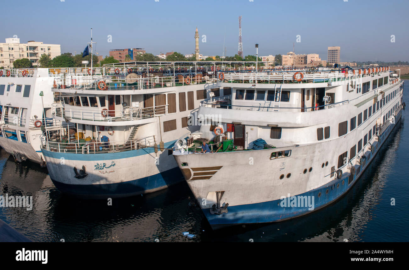 Nil Kreuzfahrten - Boote - bei Esna Nil Kreuzfahrt Schiffe - Boote - bei Esna, Nil, Ägypten, Afrika. Stockfoto