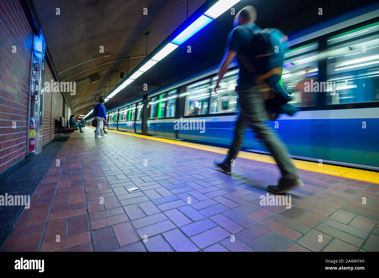 Montreal, CA - 15. Oktober 2019: Mann, als die U-Bahn ist die Station zu verlassen. Stockfoto