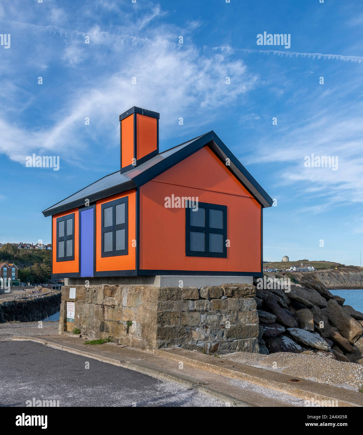 Eine von sechs Haus geformte Skulpturen genannt Ferienhaus von Richard Woods. Dieser befindet sich auf einem Podest am Hafen von Folkestone. Stockfoto