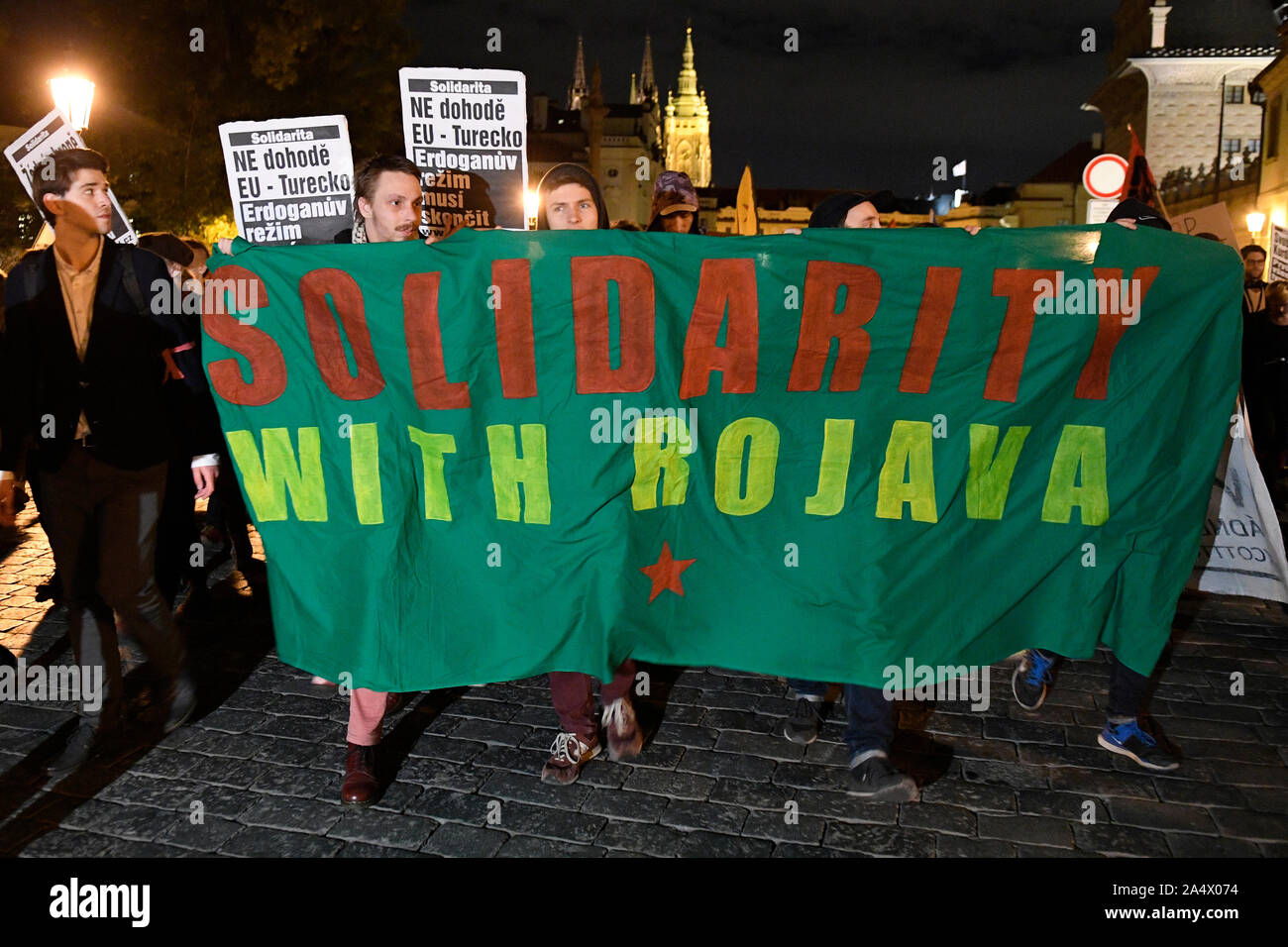 Prag, Tschechische Republik. 16 Okt, 2019. Mehrere Hunderte von Menschen, die sich gegen die türkische Invasion in den kurdischen Gebieten im Norden Syriens zu protestieren in Prag, Tschechische Republik, 16. Oktober 2019. Die Demonstranten schwenkten Kurdische Flaggen sowie Plakate Unterstützung für Syriens kurdischen Bevölkerung Verpfändung, skandierten Parolen gegen Das militaerische Vorgehen der Tuerkei und forderte für den Abzug der türkischen Truppen. Credit: Ondrej Deml/CTK Photo/Alamy leben Nachrichten Stockfoto