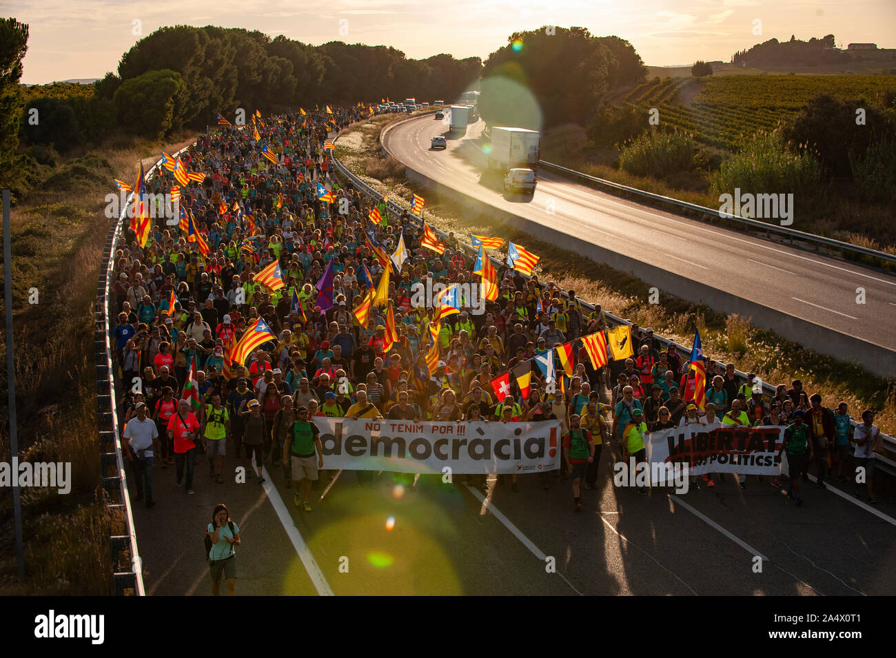 Menschen marschieren entlang der Autobahn AP7 in der Provinz Tarragona in der Nähe von El Vendrell. Märsche für Freiheit haben von dem katalanischen Nationalversammlung als Protest für die Sätze mit katalanischen politischen Gefangenen organisiert. Stockfoto