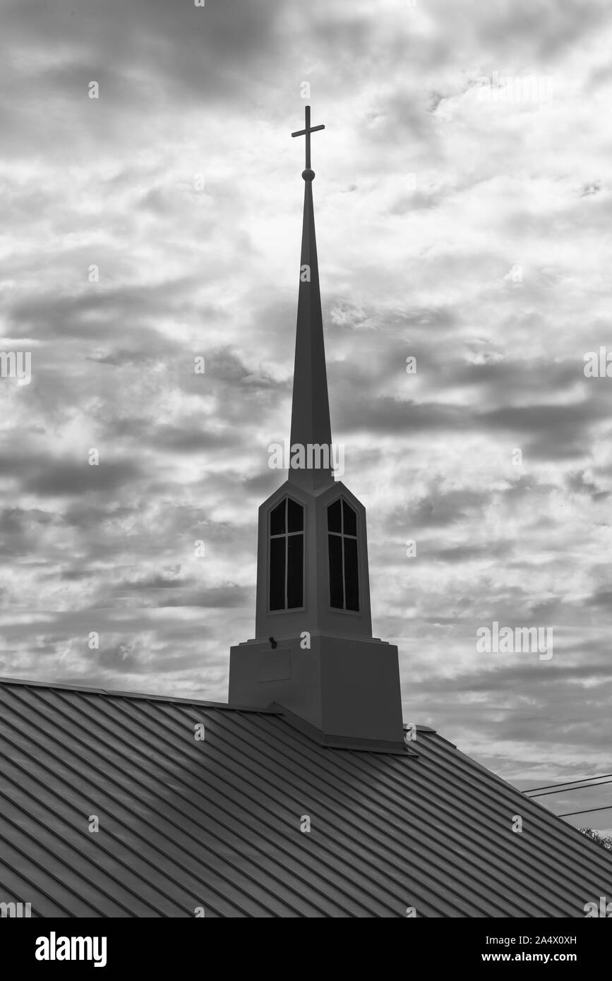 Kirchturm fotografiert gegen böse Sky - Schwarz und Weiß Stockfoto