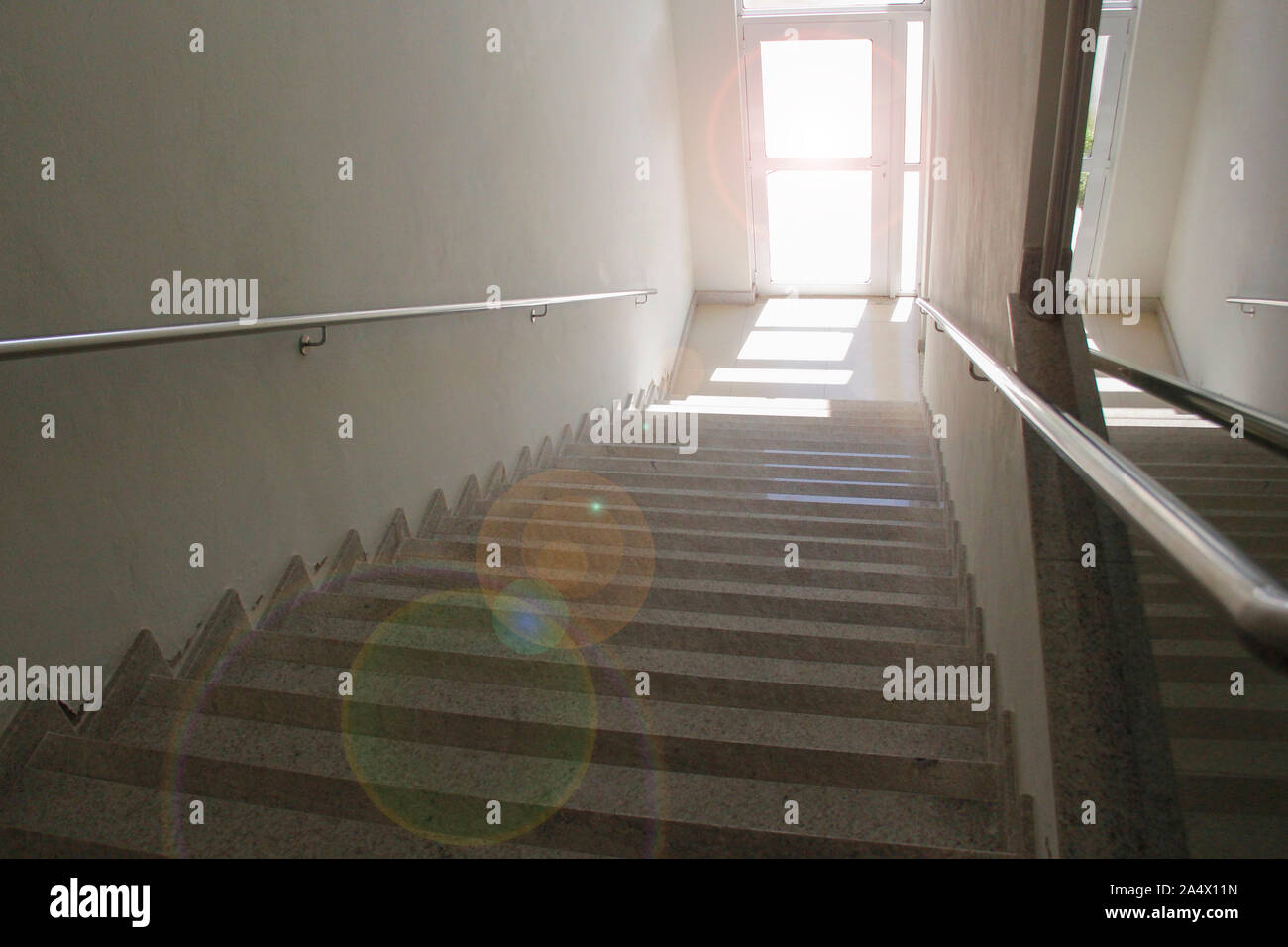 Treppe von oben mit klaren Tür-Konzept der Weg in die Zukunft - Ziel - Richtung zu gehen Stockfoto